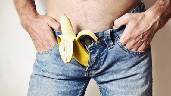 J’ai la verge courbée (dit pénis tordu) : est-ce que c’est grave ? Symptômes, causes et solutions pour inverser la courbe